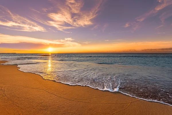 Coloré océan plage lever de soleil. — Photo