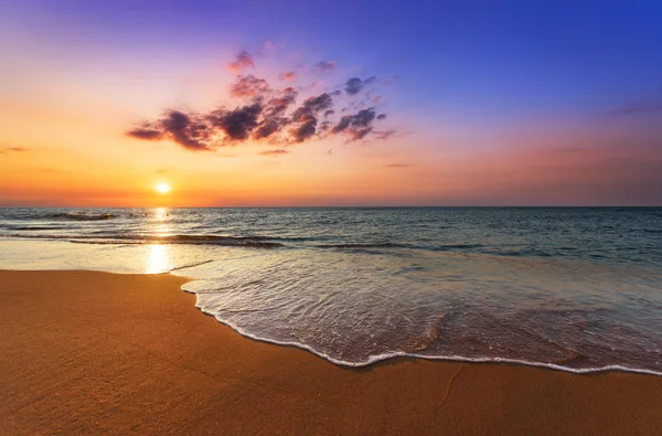 Prachtige tropische zonsopgang op het strand. — Stockfoto
