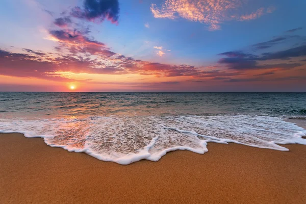 Kleurrijke oceaan strand zonsopgang. — Stockfoto