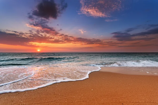 Prachtige tropische zonsopgang op het strand. — Stockfoto