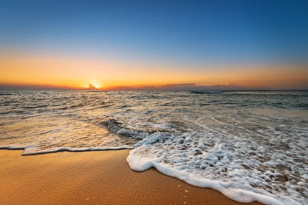 Alvorada colorida sobre o mar. Composição natural . — Fotografia de Stock