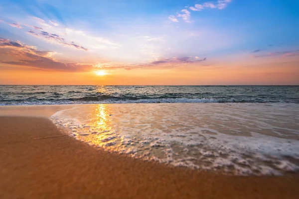 Kleurrijke oceaan strand zonsopgang. — Stockfoto