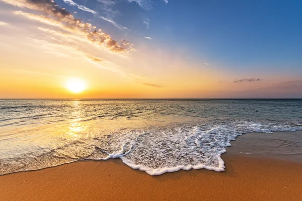 Aruba zonsondergang op het verplaatsen van de zee. — Stockfoto