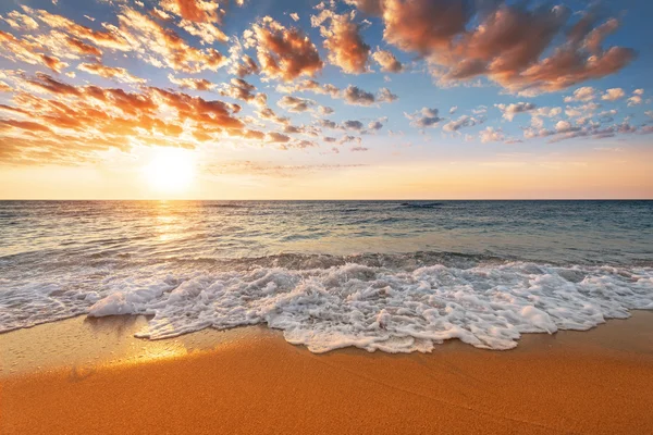 Dispara por la mañana con increíble amanecer cielo. — Foto de Stock