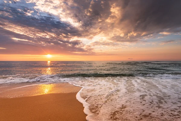 Salida del sol playa océano brillante . — Foto de Stock