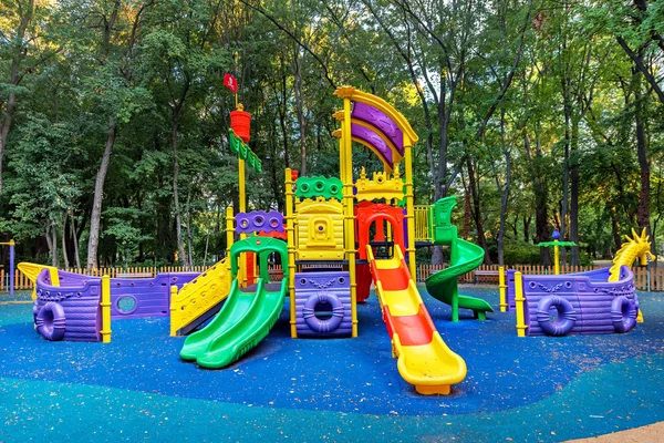 Kolorowy plac zabaw na podwórku w parku. — Zdjęcie stockowe