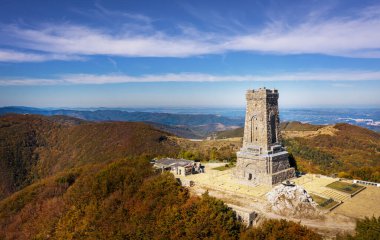 Shipka, Bulgaristan 22 Ekim 2020: Shipka Anıtı, Stara Planina dağının Shipka zirvesinde yer alan muazzam bir yapıdır.