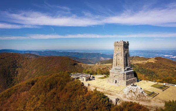 Shipka, Bulgaristan 22 Ekim 2020: Shipka Anıtı, Stara Planina dağının Shipka zirvesinde yer alan muazzam bir yapıdır.