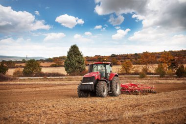 Karlovo, Bulgaristan - 21 Ekim 2016: Vaka IH Puma 1260 tarım traktörü sergileniyor. Case IH AGROTECH 'te iki altın madalya kazandı - 20. Uluslararası Tarım Teknikleri Fuarı.
