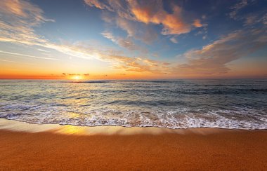 Günbatımında gökyüzü. Doğa bileşimi!