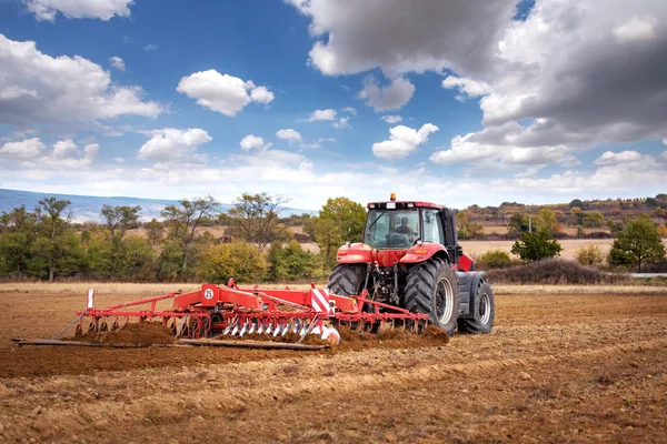 Agricultor Tractor Preparando Tierra Con Cultivador Semillero — Foto de Stock