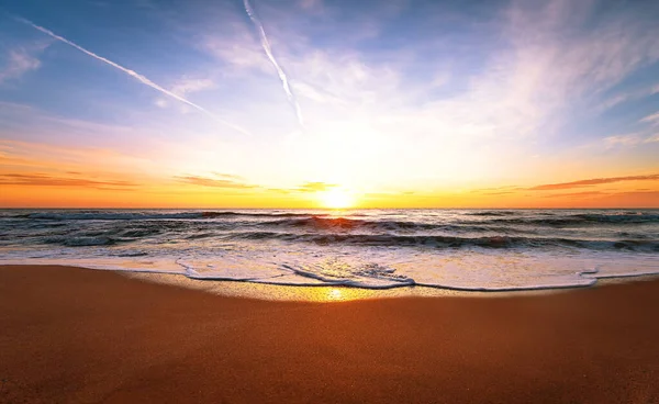 Zonsopgang Licht Schijnt Oceaan Golven — Stockfoto