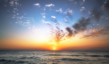 Okyanusun üzerindeki bulutların üzerindeki güzel günbatımı gökyüzü.