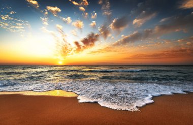 Gün batımı deniz dalgaları gökyüzü bulutları manzara. 
