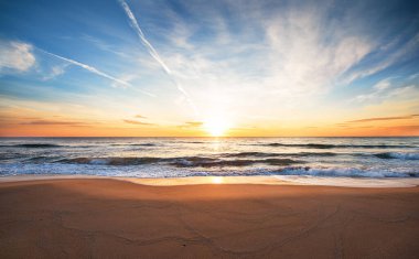 Plajda güzel bir tropikal gün doğumu. Sabah çekimi.!