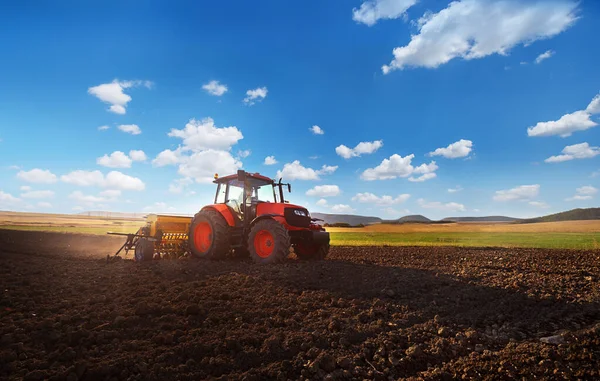 Traktor Merah Lapangan — Stok Foto