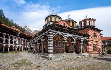 Rila Manastırı, Bulgaristan 'daki Rila Doğa Parkı dağlarındaki anıt.