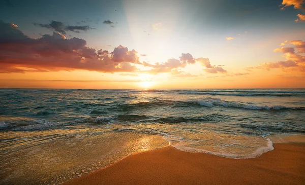 Colorida Playa Oceánica Lanzamiento Del Sol — Foto de Stock