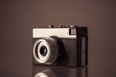 Siyah arka plan üzerine Retro kamera