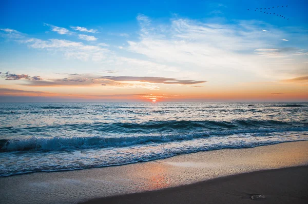 Bela paisagem nublada sobre o mar, tiro ao pôr do sol — Fotografia de Stock