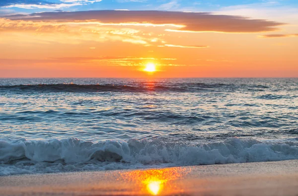 Schöner Sonnenaufgang über dem Horizont. — Stockfoto