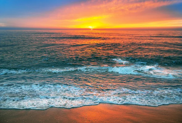 Beautiful cloudscape over the sea, sunrise shot. — Stock Photo, Image