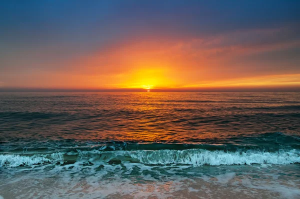 Prachtige zonsopgang aan de horizon. — Stockfoto
