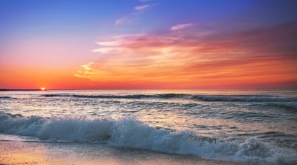 Coucher de soleil sur la plage de la mer des Caraïbes. — Photo