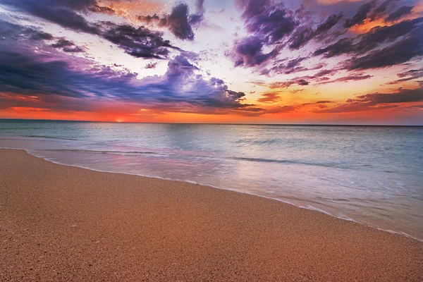 Solnedgång och strand — Stockfoto