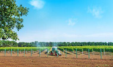 Püskürtücü, herbisit ve pestisitler ile püskürtme traktör.
