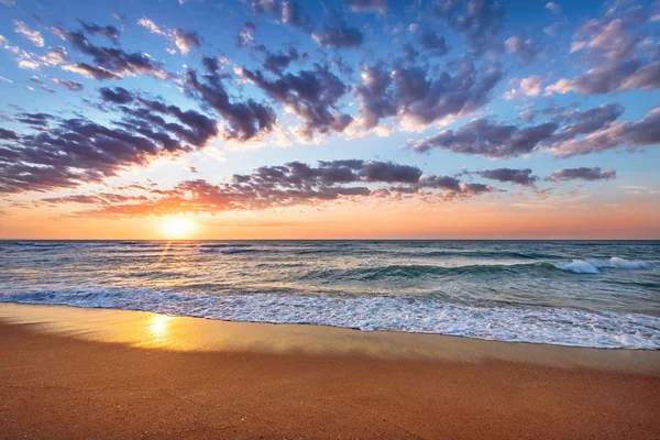 Praia e mar nascer do sol . — Fotografia de Stock