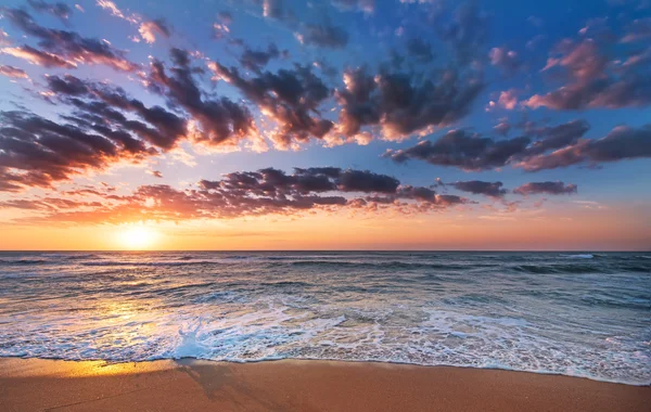 Denizin üzerindeki güzel gün batımının manzarası. — Stok fotoğraf
