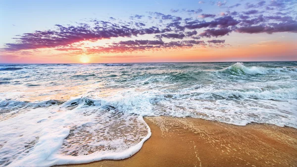 Salida del sol en el mar. — Foto de Stock