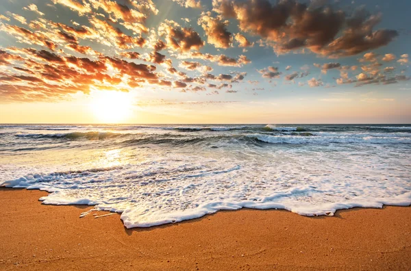 Briljante oceaan strand zonsopgang. — Stockfoto
