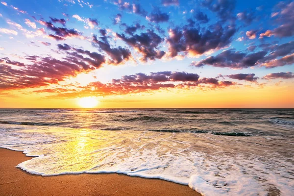 Briljante oceaan strand zonsopgang. — Stockfoto