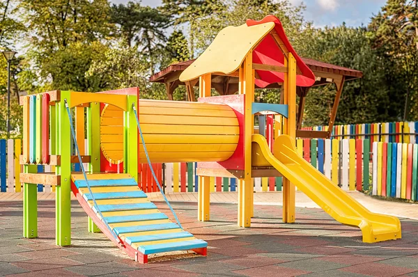 Parque infantil moderno en el parque . —  Fotos de Stock