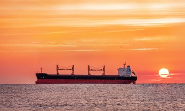 Petrol tankeri alacakaranlık zaman bulutlu gün yelken gemi.