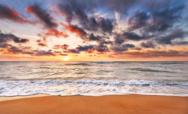 Sonnenuntergang auf einem Hintergrund ein Meer. — Stockfoto