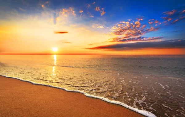 Prachtige tropische zonsopgang op het strand. — Stockfoto