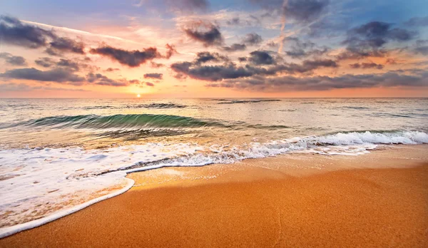 Denizde gün doğumu