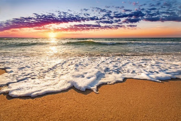 Pôr do sol em um fundo um mar . — Fotografia de Stock