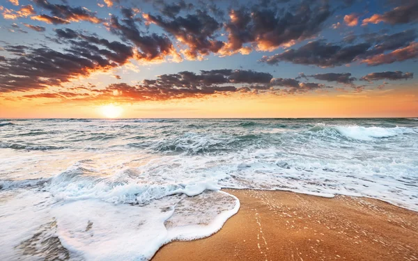 Atmosfera na wschód słońca na plaży — Zdjęcie stockowe
