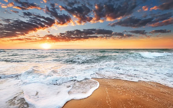 Atmosphere at sunrise on the beach — Stock Photo, Image