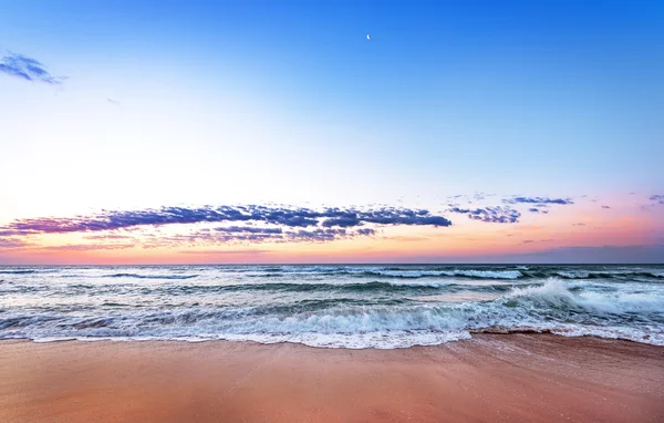 Sunrise on the beach. — Stock Photo, Image
