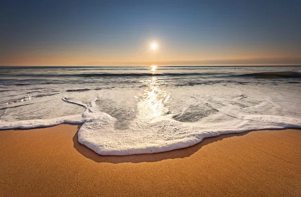 Zonsopgang in de zee. — Stockfoto