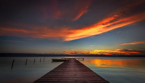 Vue panoramique sur le magnifique coucher de soleil au-dessus de la mer. — Photo