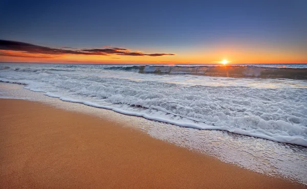Zonsondergang en strand. — Stockfoto