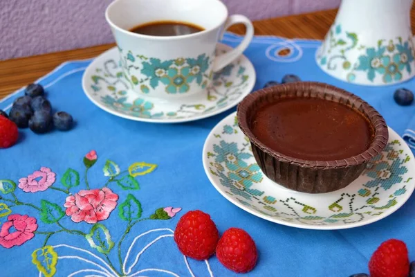 Set Porcelana Con Café Coulant Chocolate Sobre Mantel Bordado Floral —  Fotos de Stock