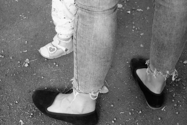 Jambes Pieds Une Mère Aidant Fille Faire Ses Premiers Pas — Photo