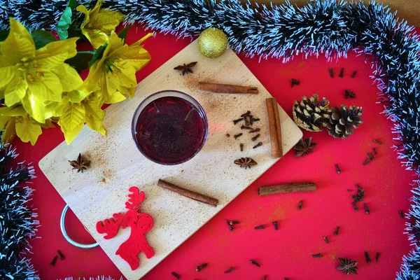 Gewürzter Glühwein Umgeben Von Zimtstangen Nelken Sternanis Einem Roten Rentier — Stockfoto